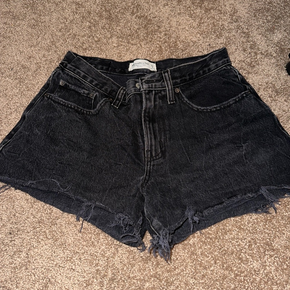 Abercrombie mid rise boyfriend jean short 27